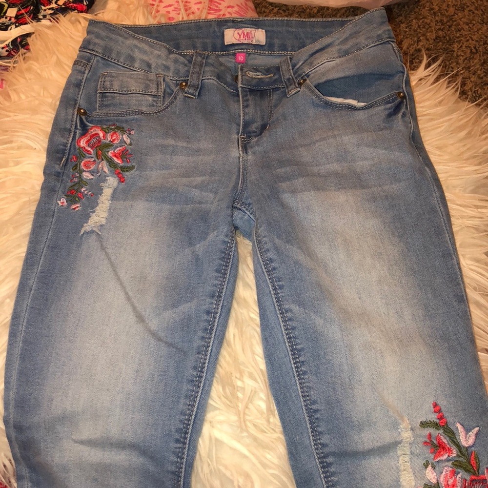 light wash kids skinny jeans w/ flower patches